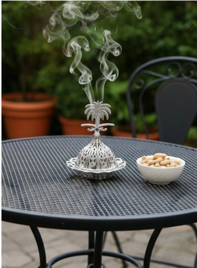 مبخرة بخور بتصميم عربي فاخر – مبخرة معدنية مزخرفة من الحديد عالي الجودة مع غطاء قابل للإزالة – لتعطير الجو ونشر الروائح العطرية بالتساوي – قطعة ديكور فاخرة للمنازل والمناسبات – هدية مثالية للأصدقاء والعائلة-فضية - Image 2